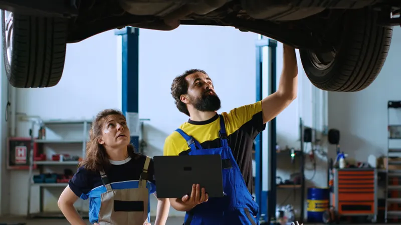 Mecánicos trabajando en taller con MecaniQ